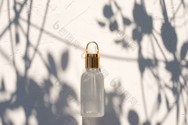 天然化妆品的概念，玻璃瓶中的精油，有阴影的混凝土背景
