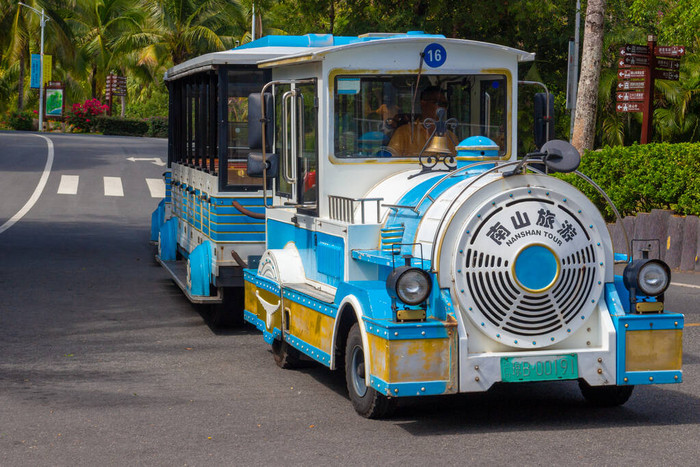 中国海南岛三亚年月日一辆蓝色蒸汽机车的乐
