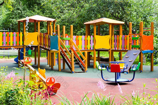 夏季城市公园废弃小儿游乐场.