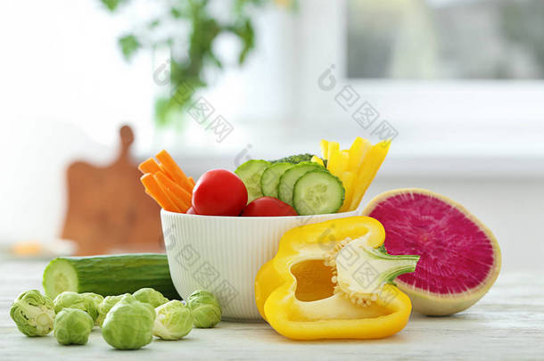 桌上有新鲜蔬菜的碗。饮食食品