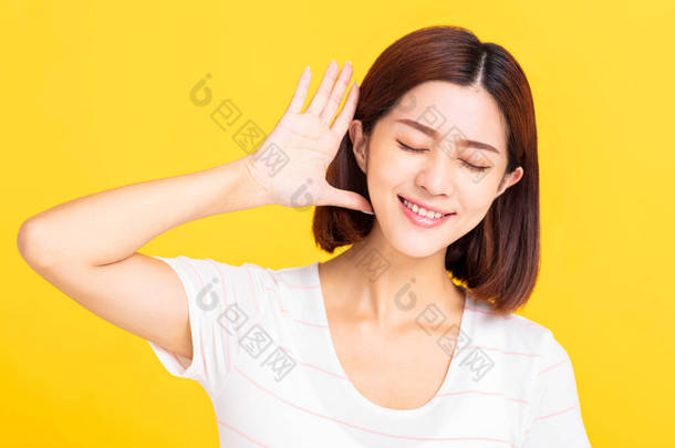 年轻女人用手捂住耳朵听着什么