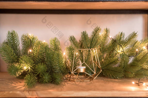 在演播室装潢新年假期.圣诞树，灯，蜡烛。在木架上.