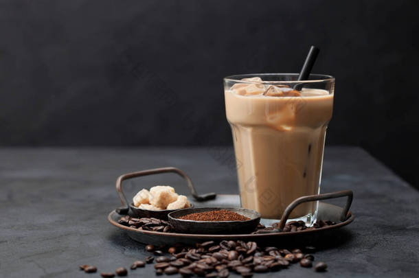一杯冰镇咖啡配上稻草和咖啡豆，另一杯加碎咖啡配上甘蔗糖和黑<strong>底</strong>咖啡。案文的篇幅