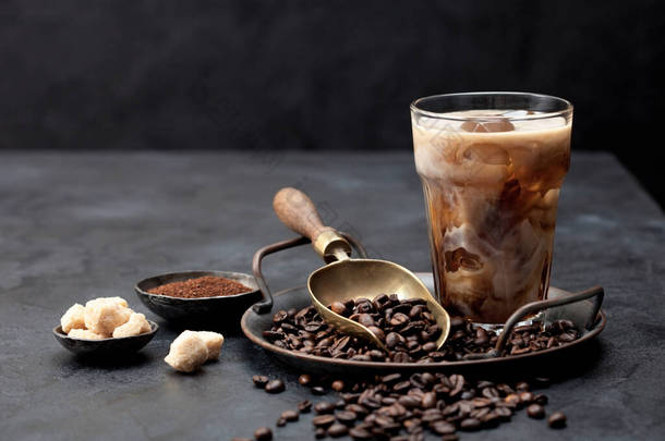 加奶和<strong>咖啡豆</strong>的烤黑咖啡，加糖的碎咖啡和黑底的葡萄酒泡。案文的篇幅