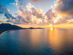 美丽的鸟瞰海滩和海洋或海洋在苏梅岛岛泰国旅游和度假