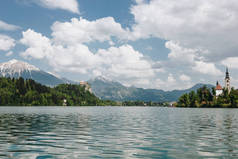 美丽的风景与平静的山湖, 山顶和大厦, 流血, 斯洛文尼亚