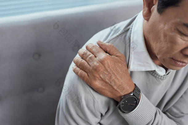 肩痛的老人爷爷在家肩上不露人老人健康