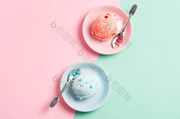 两个盘子，带有新鲜的天然自制水果、冰激凌或明胶，背景是双色的.