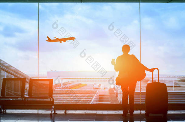 愉快的旅客等待航班在机场, <strong>出发</strong>航站楼, 移民概念