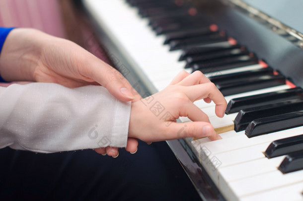 教学小女孩弹钢琴的女人.