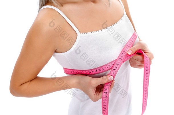 女人测量胸部