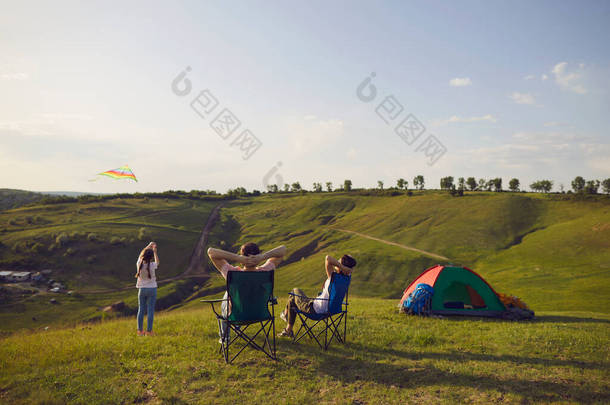 在夏天的大自然里，一家人在营地休息