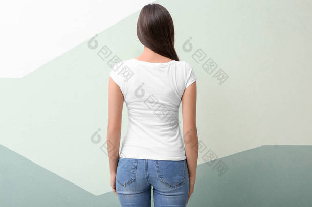 穿白色 t恤衫的年轻女子在颜色背景。设计样机
