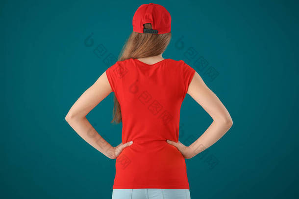 穿着时髦 t恤衫的年轻女士在彩色背景上。设计样机