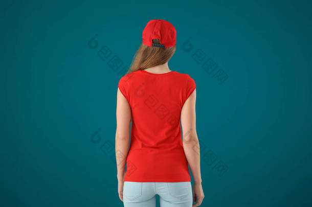 穿着时髦 t恤衫的年轻女士在彩色背景上。设计样机