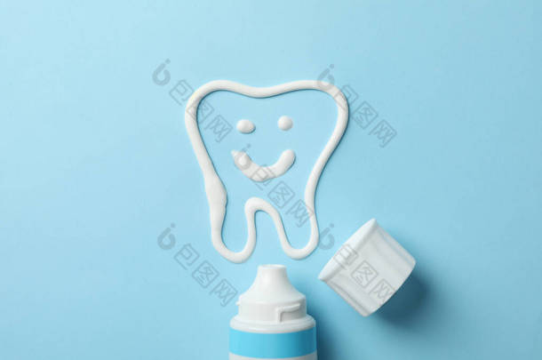 蓝底牙膏及牙管制成的牙齿，上视图