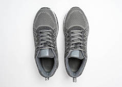 灰色运动鞋隔离在白色背景上。运动鞋
