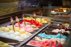 市场展示的各种冰淇淋的特写镜头