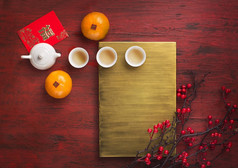 平放中国新年食品和饮料在桌上.