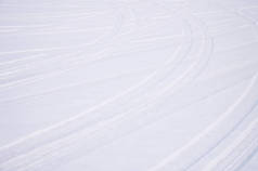 汽车轮胎在鲜雪中的相交弧线痕迹