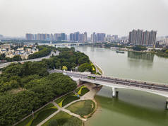 中国城市沿江渡河桥和高层建筑的航拍照片