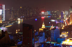 在上海外滩的夜景天际线的空中摄影
