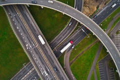 城市高速公路交界处的鸟瞰图。车辆行驶在道路上