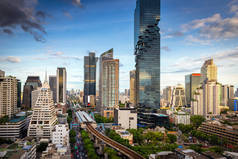 泰国曼谷市中心和金融中心。城市标志和城市景观摩天大楼建筑在日光场景., 美丽的建筑景观和大都市城市生活方式的曼谷.
