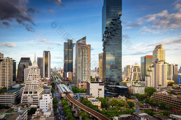 泰国曼谷市中心和金融中心。城市标志和城市景观摩天大楼建筑在日光场景., 美丽的建筑景观和大都市城市生活方式的曼谷.
