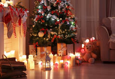 有美丽圣诞树的起居室