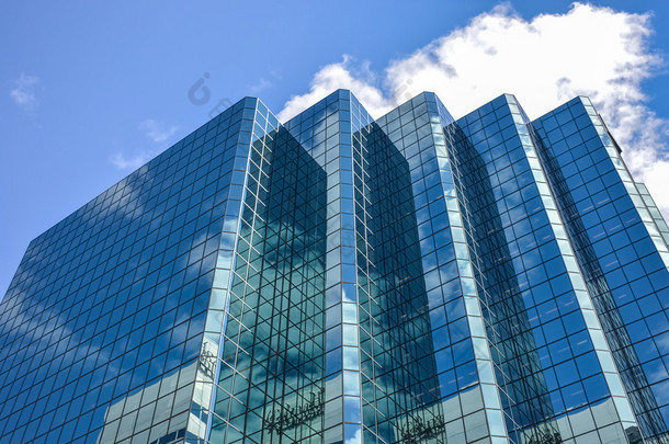 反映在云在渥太华市中心的玻璃摩天楼
