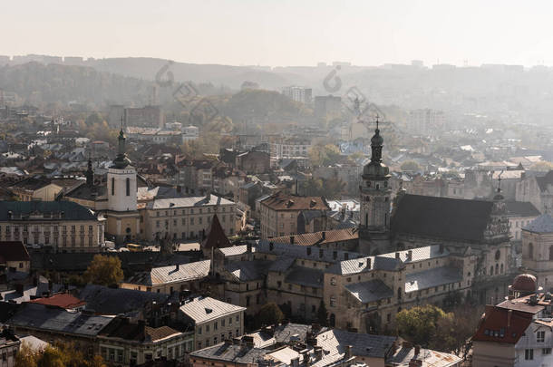 乌克兰省艾薇夫历史中心的市政厅塔和<strong>宿舍楼</strong>的航拍图
