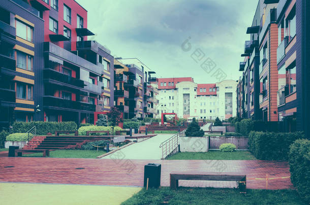 一季度欧洲住宅公寓楼。带室外设施.