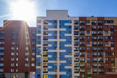 现代化的公寓楼, 在市郊有五颜六色的外墙。住宅综合体 ' 在森林中 ', 莫斯科, 俄罗斯