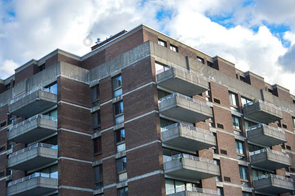 加拿大蒙特利尔的现代公寓大楼, 窗户很大.