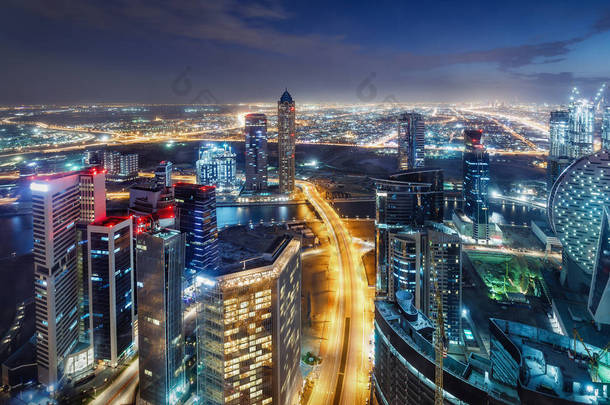 一座未来<strong>大城市</strong>的风景秀丽的夜景天际线。阿拉伯联合酋长国迪拜市中心。高速公路和摩天<strong>大</strong>楼的鸟瞰图.