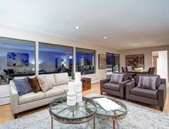 温暖的光棕色客厅与全景窗口视图. 