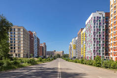 现代化的公寓楼, 在市郊有五颜六色的外墙。住宅综合体 ' 在森林中 ', 莫斯科, 俄罗斯