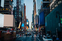 时代广场视图与空白广告牌和复制空间为广告或商业内容在大厦门面, 著名旅游地方在纽约以繁忙的交通和宣传区域街道