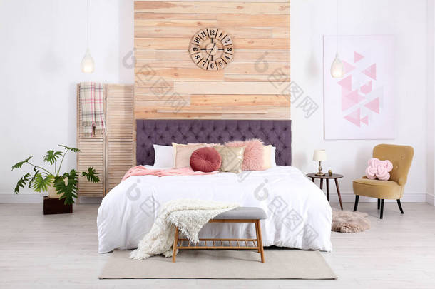 舒适明亮的卧室的现代室内设计