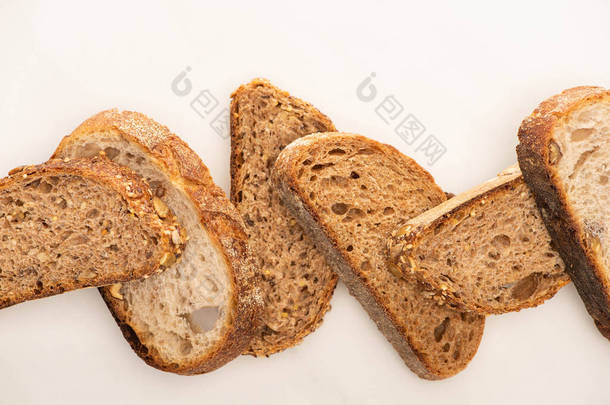 白色<strong>背景</strong>下新鲜全麦面包片的顶部视图