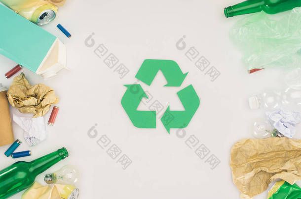 在白色的回收标志上的各种类型的垃圾的顶部视图