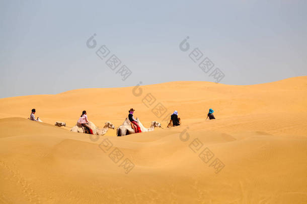 在<strong>沙漠</strong>中的骆驼商队  