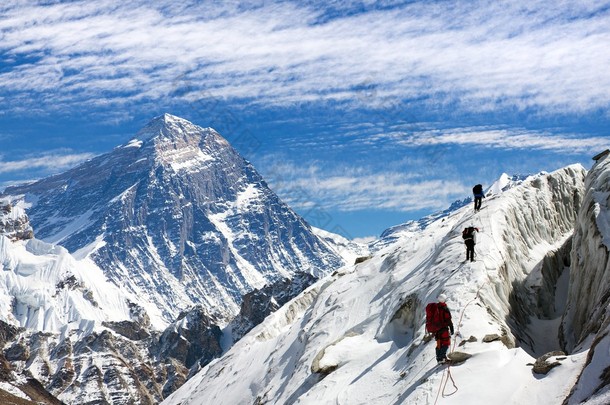 珠穆朗玛峰和洛子峰登山组视图
