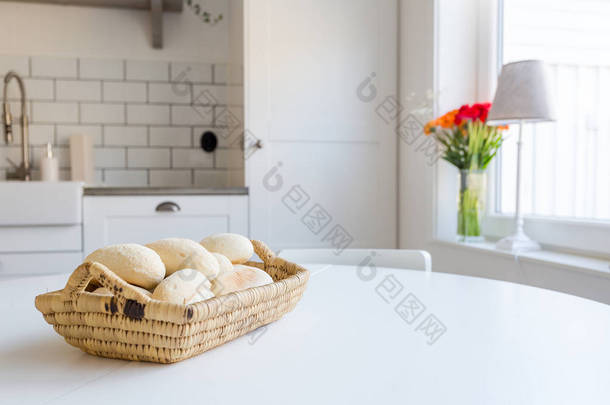 <strong>面包</strong>在花哨的厨房的白色桌子上的篮子