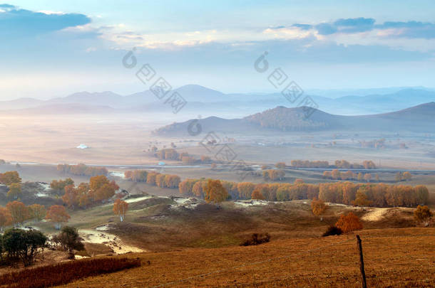 中国内蒙古，早上美丽的山景.