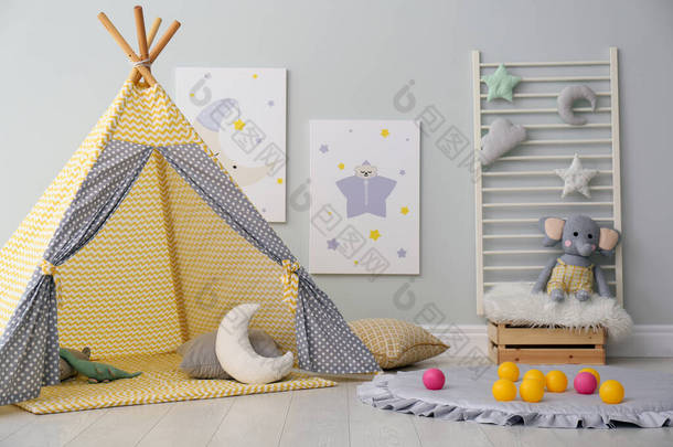 用可爱的绘画和游乐帐篷<strong>装饰</strong>着时髦的儿童房