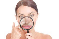 痤疮黑头在妇女的鼻子显示在放大镜, 面部疤痕, 皮肤问题, 美容概念。女孩手持放大镜显示凹凸不平的皮肤, 堵塞毛孔, 这似乎是干净的。聚焦鼻子