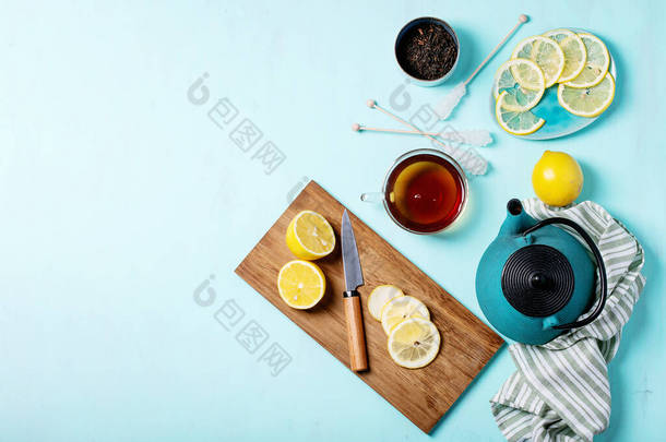 杯子里的红茶，配上新鲜柠檬，搭配青色<strong>质感背景</strong>。顶部视图。复制空间