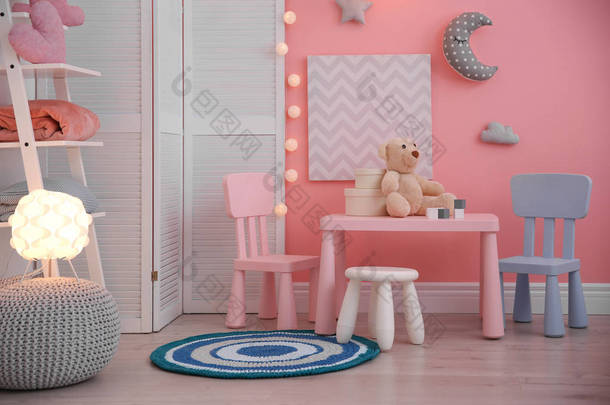 现代儿童房室内配有玩具和装饰品